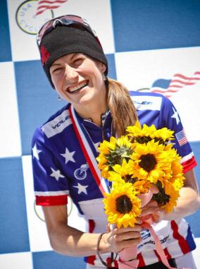 Mara Abbott sorridente sul podio - Foto Usacycling.org