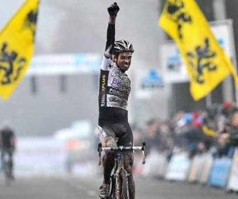 Niels Albert vince anche l'Azencross di Loenhout © Nieuwsblad.be