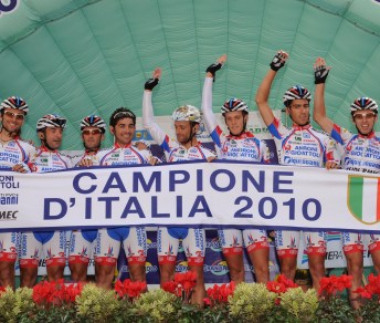La squadra festeggia al G.P. Beghelli © Uff. stampa Androni Giocattoli