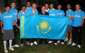 Contador e Vinokourov con la bandiera kazaka © Astana.lu
