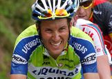 Ivan Basso soffre sul Col de la Madeleine - Foto Roberto Bettini