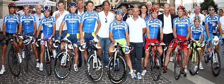 La selezione nazionale schierata dal ct Paolo Bettini alla partenza del Giro del Veneto - Foto Roberto Bettini