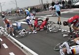 Ciclisti per terra, una scena troppo frequente - Foto Roberto Bettini