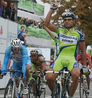 Francesco Chicchi a braccia alzate a Modena © Ufficio Stampa della corsa