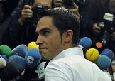 Un Contador piuttosto prostrato è assediato da microfoni e giornalisti nella conferenza stampa di oggi © Getty Images