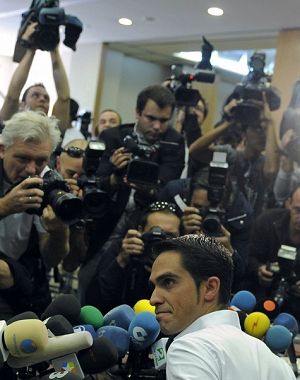 Un Contador piuttosto prostrato è assediato da microfoni e giornalisti nella conferenza stampa di oggi © Getty Images