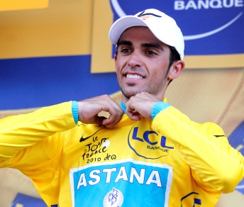 Alberto Contador torna in maglia gialla un anno dopo