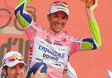 Ivan Basso portato in trionfo dai suoi compagni di squadra al termine del Giro d'Italia 2010 © Bettiniphoto