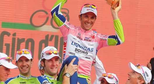 Ivan Basso portato in trionfo dai suoi compagni di squadra al termine del Giro d'Italia 2010 © Bettiniphoto