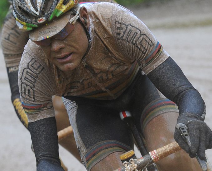 Cadel Evans, grande protagonista della tappa di Montalcino, ricoperto di fango © Bettiniphoto