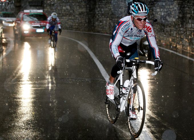 Philippe Gilbert stacca Michele Scarponi e si proietta sulla seconda vittoria al Giro di Lombardia © Bettiniphoto
