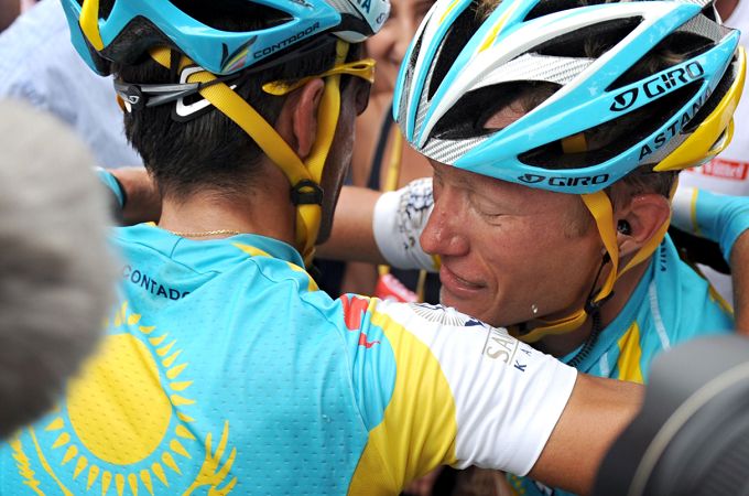 L'abbraccio tra Vinokourov e Contador dopo la vittoria del kazako a Revel © Bettiniphoto