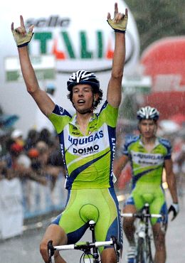 Le corna per esultare alla prima vittoria pro' da parte di Daniel Oss davanti al compagno Peter Sagan - Foto Roberto Bettini