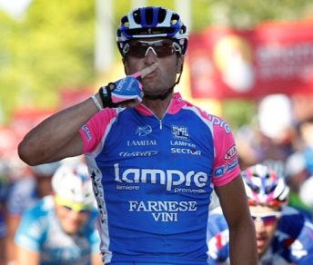 'Tutti zitti, parlo io!' par dire Alessandro Petacchi a Orihuela - Foto Roberto Bettini