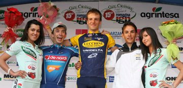 Il podio della prima tappa con Locatelli, Lombardi e Fedi - Foto Isolapress