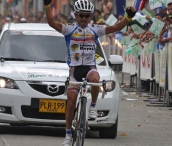 José Rujano nella sua cavalcata trionfale verso El Líbano © www.ciclismodecolombia.com