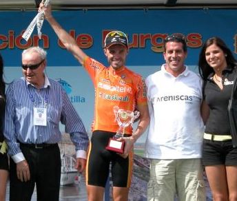 Samuel Sánchez premiato per la sua vittoria nella Vuelta a Burgos 2010 © www.vueltaburgos.com