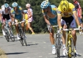 Schleck guarda la catena, Vinokourov lo marca, Contador lo punta © L'Equipe