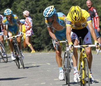 Schleck guarda la catena, Vinokourov lo marca, Contador lo punta © L'Equipe