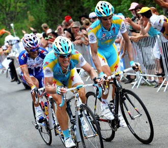 Contador (con JRO) supera Vinokourov sulla Côte de la Croix-Neuve © Bettiniphoto