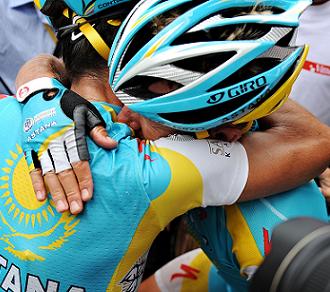 L'abbraccio tra Contador e Vinokourov dopo la vittoria del kazako a Revel © Bettiniphoto