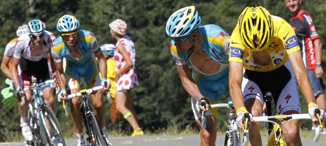 Schleck guarda la catena, Vino lo marca, Contador lo punta © L'Equipe