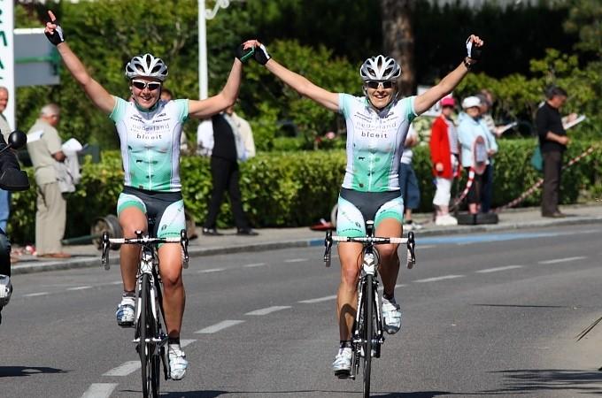 I sorrisi di Van Vleuten e De Vocht svaniranno da lì a poco © Tour-aude-cycliste-feminin.com