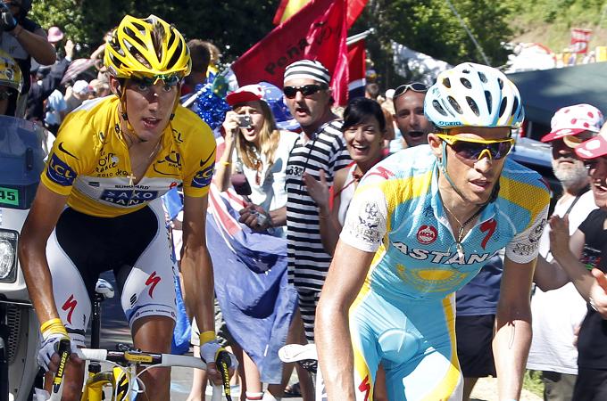 Andy Schleck marca Contador ad Ax3 Domaines e non si muove dalla sua ruota © Bettiniphoto