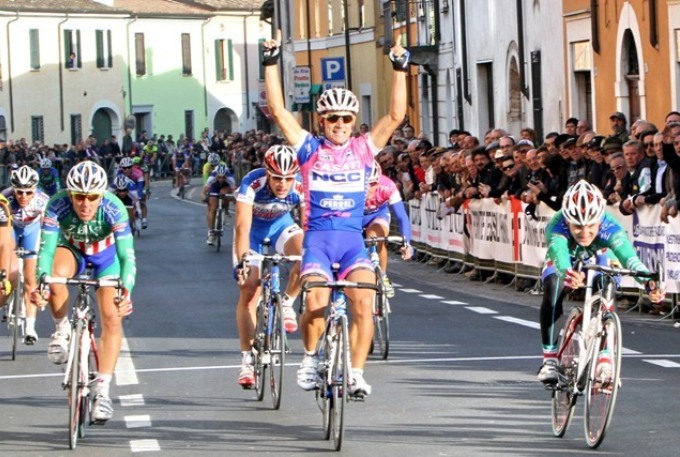 Andrea Guardini esulta per la sua 18esima vittoria, farà 19 la settimana successiva © Italiaciclismo.net