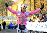Fabio Ursi vince in maglia rosa a Borgosesia © Soncini-Federciclismo.it