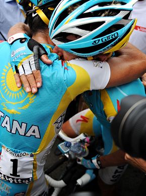 L'intenso abbraccio tra Contador e Vinokourov a Revel - Foto Roberto Bettini