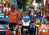 Igor Antón nel tripudio di Bilbao, al termine di una tappa destinata a restare negli annali della Vuelta © Bettiniphoto