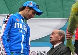 Fabio Aru consolato dal grande Alfredo Martini sul podio finale del Toscana-Terra di Ciclismo © Cicloweb