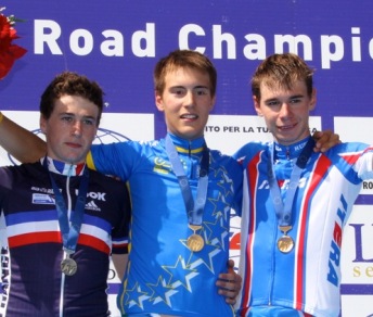 Alberto Bettiol sul podio con la maglia azzurra di campione europeo © Foto Bicicailotto