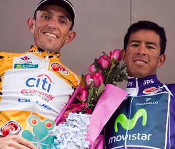 Il vincitore José Adrian Bonilla, a sinistra, sul podio assieme a Oscar Soliz, 1° nell'ultima tappa © Nuestrociclismo.com
