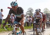 Fabian Cancellara, Thor Hushovd e Alessandro Ballan sul pavé di Pont-Thibaut © Bettiniphoto