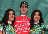 Mattia Cattaneo circondato dalle miss dopo la vittoria nel GiroBio © Maccioni