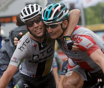 Mark Cavendish, alla terza vittoria nel Tour 2011, fa il bel gesto e abbraccia l'acerrimo rivale Greipel © Bettiniphoto