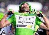 Mark Cavendish esibisce sui Campi Elisi la maglia verde della classifica a punti © Bettiniphoto