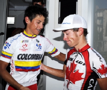 Esteban Chaves quasi consola David Boily dopo avergli soffiato il Tour de l'Avenir 2011 © www.letour.fr