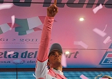 Alberto Contador dedica la maglia rosa difesa a Nevegal al compianto Xavier Tondo © Bettiniphoto