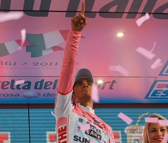 Alberto Contador dedica la maglia rosa difesa a Nevegal al compianto Xavier Tondo © Bettiniphoto
