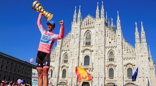 Alberto Contador col trofeo del Giro d'Italia 2011 e lo splendido sfondo del Duomo di Milano © Bettiniphoto