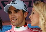 Alberto Contador in maglia rosa festeggiato dalle miss © Bettiniphoto