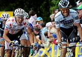 Alberto Contador e Philippe Gilbert impegnati sul Mûr-de-Bretagne © Bettiniphoto