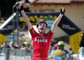 Damiano Cunego a braccia alzate nella prima tappa del Giro del Trentino 2004