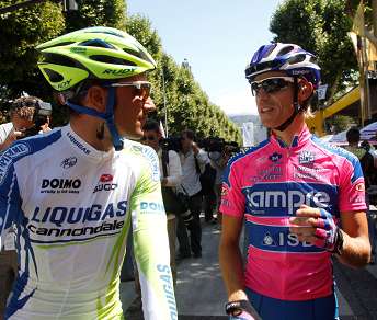 Damiano Cunego sorride con Ivan Basso alla partenza da Gap © Bettiniphoto