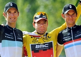 Cadel Evans tra Andy e Fränk Schleck sul podio del Tour de France 2011 © Bettiniphoto