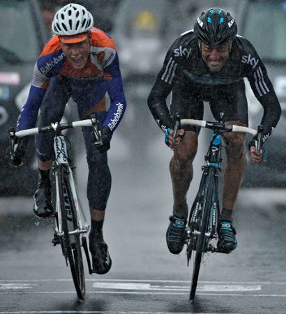 L'appassionante sprint a due tra Sebastian Langeveld e Juan Antonio Flecha alla Het Nieuwsblad