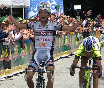 Stefano Locatelli anticipa in volata Fabio Aru nella seconda tappa del Giro delle Valli Cuneesi © Cicloweb.it